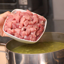 Retirar las hierbas de olor con una pinza, colar la salsa hacia el caldo y agregar la carne de cerdo cortada en trozos pequeños. Sazonar con sal al gusto y continuar cociendo a fuego lento hasta que la carne esté suave, aproximadamente una hora y media.