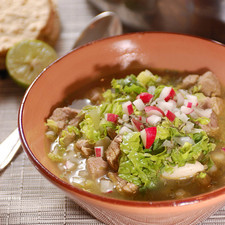 Servir acompañado de los rábanos picados, cebolla blanca picada, limones, orégano seco, lechuga picada y tostadas de maíz.