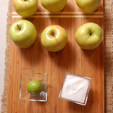azúcar blanca al gusto 1/2 pieza de limón 6 piezas de manzana verde