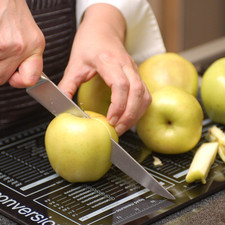 Cortar las manzanas en gajos con todo y cáscara, retirando las semillas y el rabo.