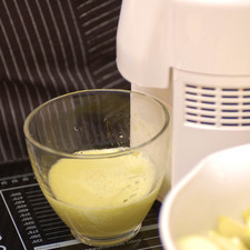 Moler en el extractor de jugos. Reservar el jugo para tomarlo.