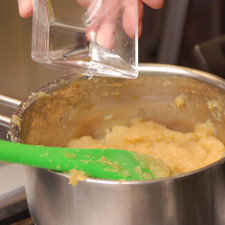 Añadir el jugo de limón y cocer a fuego medio sin dejar de menear con una cuchara de madera durante aproximadamente 20 a 30 minutos hasta que se pueda ver el fondo de la olla al pasar la cuchara.