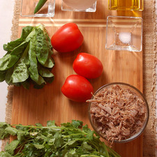 1/2 manojo de cilantro 1 pieza de chile serrano 3 piezas de jitomate guaje 1/4 taza de aceite de oliva extra virgen 1/4 pieza de cebolla blanca desinfectante de verduras al gusto 1/4 cucharita de sal 1 pieza de lechuga 300 gramos de carne deshebrada de res