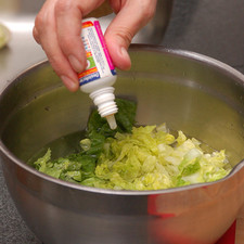 Picar la lechuga en tiras delgadas y poner a remojar en agua con unas gotas de desinfectante durante 5 minutos. Escurrir y reservar.