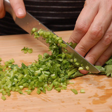 Picar el chile. Cortar la cebolla en tiras muy delgadas. Picar los jitomates en dados pequeños. Picar el cilantro.