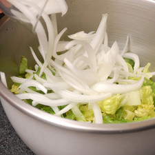 Mezclar en un tazón la lechuga, la cebolla, el chile, los jitomates y el cilantro.
