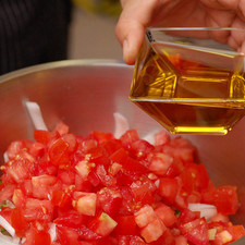Agregar el aceite de oliva extra virgen, sazonar con sal y mezclar bien.