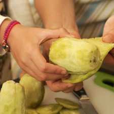 Hacer una incisión con el cuchillo en la cáscara de las tunas. Pelar con la mano retirando la cáscara. Picar una de las tunas en trozos pequeños.