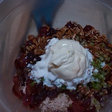 Agrega crema, mayonesa, sal y pimienta al gusto. Mezcla.