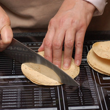 Para preparar los chilaquiles, cortar las tortillas en tiras delgadas. Poner al horno a 300°F (150°C) durante 20 ó 30 minutos, volteando de vez en cuando con la pala hasta que estén doradas pero no quemadas. Se pueden freír también en aceite sobre la estufa.