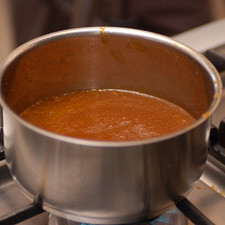 Retirar inmediatamente los tomates, chiles y jitomates con una pinza y colocar en el vaso de la licuadora. Añadir el diente de ajo y la cebolla. Licuar bien. Colar. Sofreír la salsa en una olla con un poco de aceite durante 3 minutos, sazonar con sal.