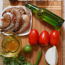 Ingredientes para el guacamole 1/4 manojo de cilantro 1/2 pieza de limón 1/4 cucharita de sal 1 pieza de chile serrano 2 piezas de jitomate guaje 1/4 pieza de cebolla blanca 1 pieza de aguacate Ingredientes para los camarones aceite de canola al gusto 1 taza de cerveza 1/4 taza de harina de trigo 1/4 taza de harina de maíz 500 gramos de camarón grande