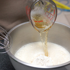 Para preparar el rebozado, mezclar las harinas de maíz y de trigo en un tazón con la cerveza. Dejar reposar al menos 30 minutos, de otro modo no queda bien (se puede preparar desde un día antes).