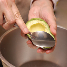 Colocar la pulpa de aguacate en un tazón, agregar el jugo de medio limón y machacar.