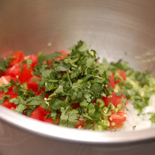 Agregar el cilantro picados y un poco de agua para que no quede tan espeso. Sazonar con sal y mezclar.
