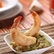 Servir los camarones montados sobre el guacamole.