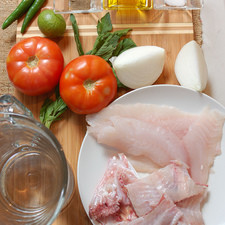 Ingredientes para el caldo agua al gusto sal al gusto 1/4 pieza de cebolla blanca 1 pieza de pescado entero Ingredientes para la salsa 1 pieza de ajo aceite de oliva al gusto sal al gusto pimienta negra molida al gusto 1 pieza de limón 1 rama de epazote 2 piezas de chile serrano 1/4 pieza de cebolla blanca 2 piezas de jitomate bola S 7244 1475622975