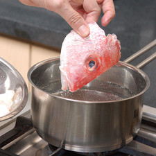 Pedir el pescado completo pero ya cortado en filetes. Cortar los filetes de pescado en trozos pequeños tamaño bocado y reservar. Para preparar el caldo, poner a cocer la cabeza y los huesos del pescado una cacerola con suficiente agua para cubrirlo. Añadir un trozo de cebolla y un poco de sal y dejar hervir durante 10 minutos. S 7245 1475622974