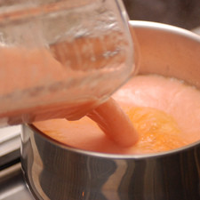 Sofreír la salsa en una olla honda con aceite bien caliente durante 3 minutos hasta que se torne rojo un poco más intenso. S 7248 1475622970