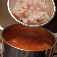 Agregar el pescado cortado en trozos y agua si le hiciera falta. Cuando suelte el hervor, sazonar con la sal si lo requiere. S 7249 1475622970