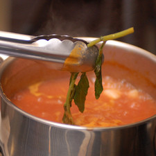 Agregar pimienta, la rama de epazote los chiles serranos cortados en rodajas. Dejar hervir durante 5 a 8minutos. Retirar el epazote. S 7250 1475622968