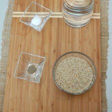 5 tazas de agua 1 diente de ajo 1/4 cucharita de pimienta negra molida 1/2 cucharita de sal 1 taza de arroz integral