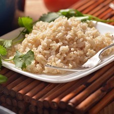 Regresar el arroz a la olla ya sin agua. Tapar y dejar reposar 10 minutos. Servir como guarnición.