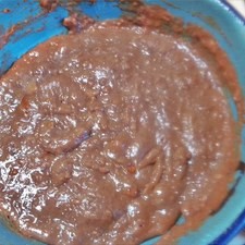 Fríe en aceite el chorizo. Agrega los frijoles y rectifica la sazón. Reserva.