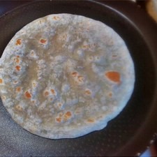 Calienta las tortillas de harina, pero no permitas que se endurezcan.