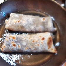 Cierra el burrito y fríe en aceite caliente. Retira el exceso de aceite con toallas de cocina.