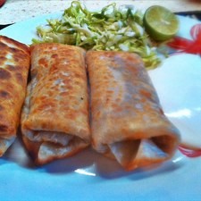 Sirve y acompaña con repollo, crema, salsa y jugo de limón.