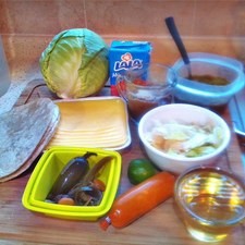 Necesitas tortillas de harina, frijoles guisados, chorizo norteño, queso manchego o amarillo, rajas en escabeche y aceite. Además de los ingredientes para acompañar.