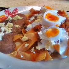 En un plato coloca los totopos, vierte la salsa, la crema, el queso y por último los huevos duros. Acompaña con frijoles refritos con queso.