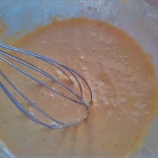 Prepara la masa para hotcakes vertiendo en un bowl la harina, leche, huevo y mantequilla derretida, o según las instrucciones del paquete. Revuelve con el batidor de globo. Puedes también buscar alguna receta de hotcakes caseros para que no añadas glutamato, saborizantes, ni colorantes artificiales a tu dieta. S 7297 1475622881