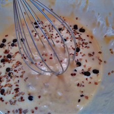 Agrega chispas de chocolate y granillo de nuez a la masa, también puedes agregar plátano machacado, si así lo deseas. S 7298 1475622876