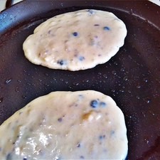 Cocina los hotcakes en un sartén con mantequilla o margarina. S 7299 1475622876