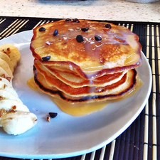 Sirve inmediatamente junto con plátano rebanado y nuez, vierte encima de los hotcakes leche condensada azucarada o cajeta, además de chispas de chocolate y nuez al gusto. S 7300 1475622876