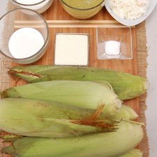 Ingredientes para acompañar 100 gramos de queso doble crema salsa verde al gusto 1/2 taza de crema de leche de vaca Ingredientes para los tamales 1/2 cucharita de sal 1/4 taza de nata 1/2 taza de leche de vaca 6 piezas de elote