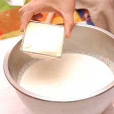 Colocar los elotes molidos en un tazón. Añadir la nata y la sal. Si no se consigue nata puede utilizar crema o mantequilla.