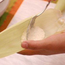 Para armar los tamales, colocar un par de cucharadas de la mezcla molida en cada hoja y envolver en forma de tamal.