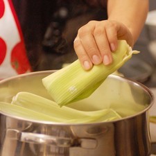 Colocar los tamales parados dentro de la vaporera. Poner a cocer al vapor durante una hora, asegurándose que no se reseque el agua. Verificar si se cocieron sacando una pieza.