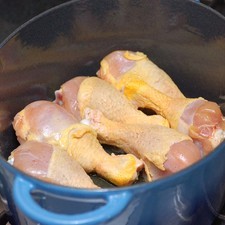 Poner a calentar el aceite a fuego alto en una olla gruesa sobre la estufa. Una vez caliente el aceite, añadir las piezas de pollo y cocer por todos lados para que se sellen bien.