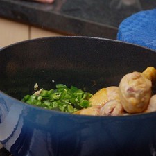 Añadir los chiles serranos en rodajas, el chile chilaca y el jalapeño en cubos. Sofreír durante un par de minutos sin dejar de mover.