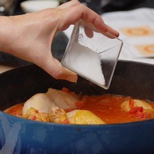 Añadir el jitomate picado y cocer durante 5 minutos meneando con frecuencia hasta que cambie de color. Agregar el agua, sazonar con sal al gusto, tapar y cocer a fuego lento durante 30 minutos.