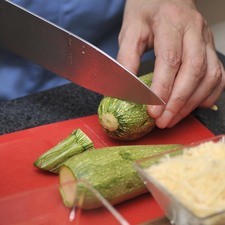Quitar la punta y el rabo de las calabacitas.