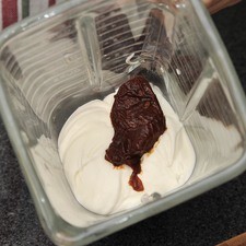 Moler el chile chipotle con un poco de crema ácida en la licuadora.