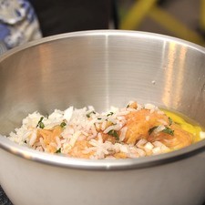 Colocar la carne molida de pollo en un tazón. Agregar un cuarto de la cebolla picada finamente, la hierbabuena picada, el arroz cocido y el huevo. Sazonar con media cucharita de sal y un cuarto de cucharadita de pimienta.