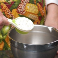 Precalentar el horno a 300°F (150°C). Cernir la harina, el polvo para hornear y al cocoa. Reservar estos ingredientes secos.