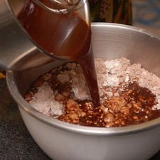 Incorporar la mezcla de chocolate a los ingredientes secos.