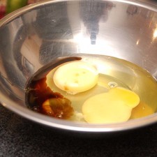 Aparte batir los huevos con la vainilla.